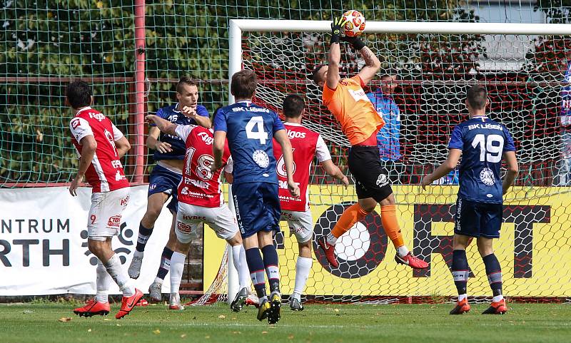 Utkání Fobalové národní ligy mezi FK Pardubice (ve červenobílém) a SK Líšeň ( v modrém) na hřišti pod Vinicí v Pardubicích.