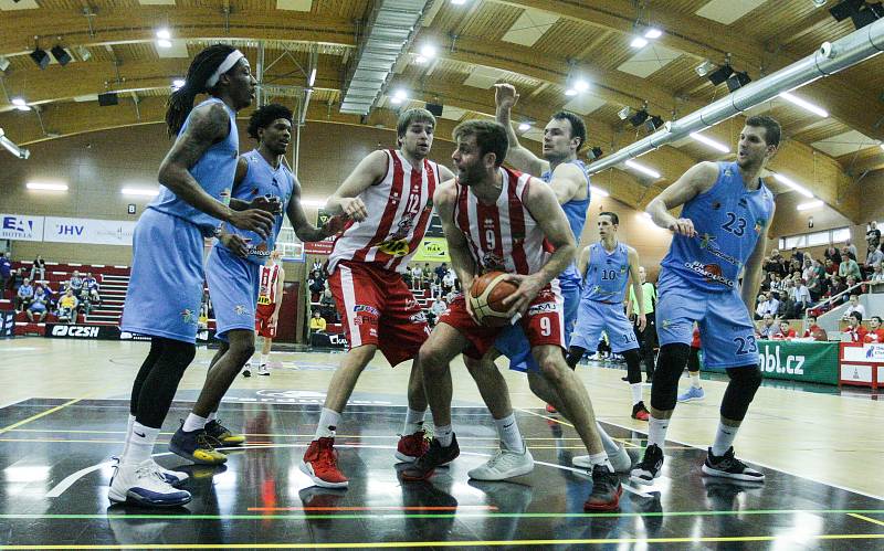 Basketbalové utkání play-off Kooperativy NBL mezi BK JIP Pardubice (v červenobílém) a 	BK Olomoucko (v modrém) v pardubické hale na Dašické