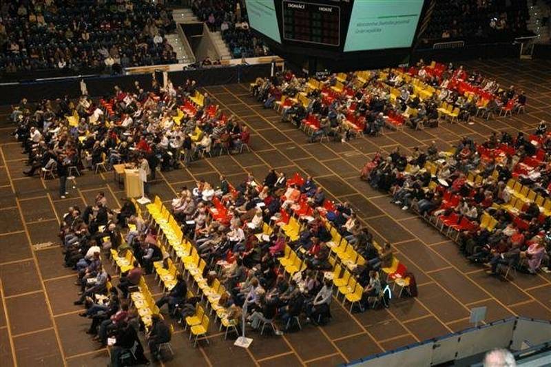 V roce 2009 se téměř sedmi tisíc lidí účastnilo veřejného projednávání vlivu spalovny průmyslového odpadu na životní prostředí. Veřejnost se sešla v hokejové aréně.