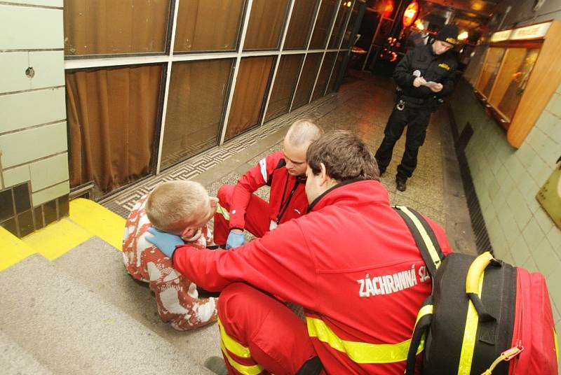 Namol opilý propuštěný trestanec nebyl na svobodě ani dvanáct hodin a zase putoval za mříže. Tentokrát záchytné stanice. Při odchodu z baru se zřítil ze schodů.