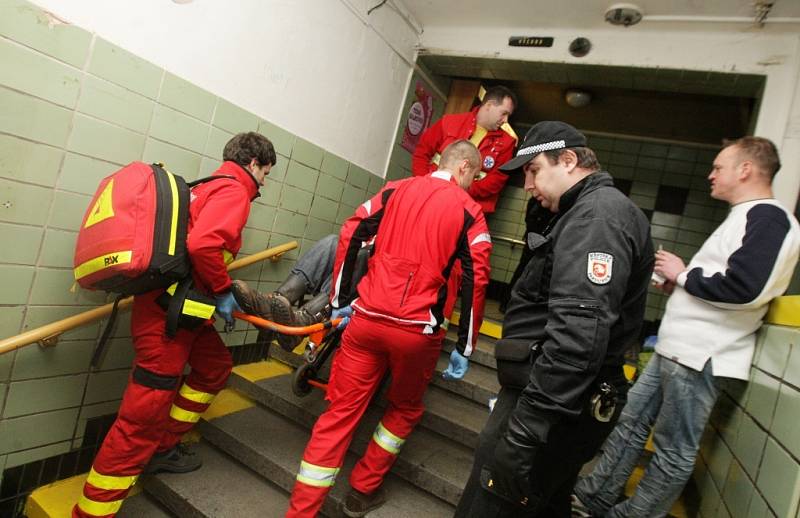 Namol opilý propuštěný trestanec nebyl na svobodě ani dvanáct hodin a zase putoval za mříže. Tentokrát záchytné stanice. Při odchodu z baru se zřítil ze schodů.