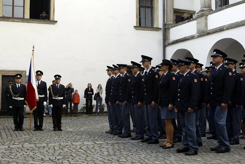 Přísaha nových hasičů na nádvoří pardubického zámku