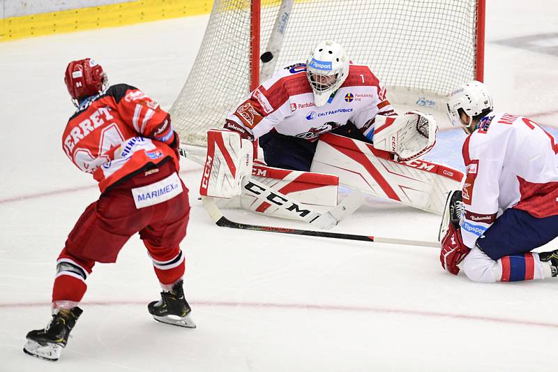 Mountfield Hradec Králové - HC Dynamo Pardubice - Utkání 4. kola hokejového Poháru Generali České pojišťovny, skupina C: Mountfield Hradec Králové - HC Dynamo Pardubice, 13. srpna 2020 v Hradci Králové. Jordann Perret (vlevo) z Hradce Králové střílí gól. 