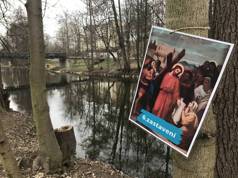 Salesiánský klub mládeže dočasnou křížovou cestu v blízkosti centra. Ta navíc lidi vezme i do přírody.