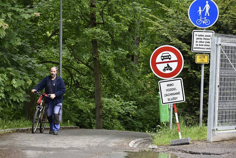 Oprava nadjezdu u pardubické nemocnice se začíná komplikovat. Dělníky nejdříve překvapil azbest, nyní se ukázalo, že jsou špatné i mostní pilíře.