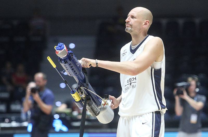 Poslední souboj basketbalových legend Jiřího Welsche a Luboše Bartoně v pardudubické ČSOB pojišťovna ARENĚ.