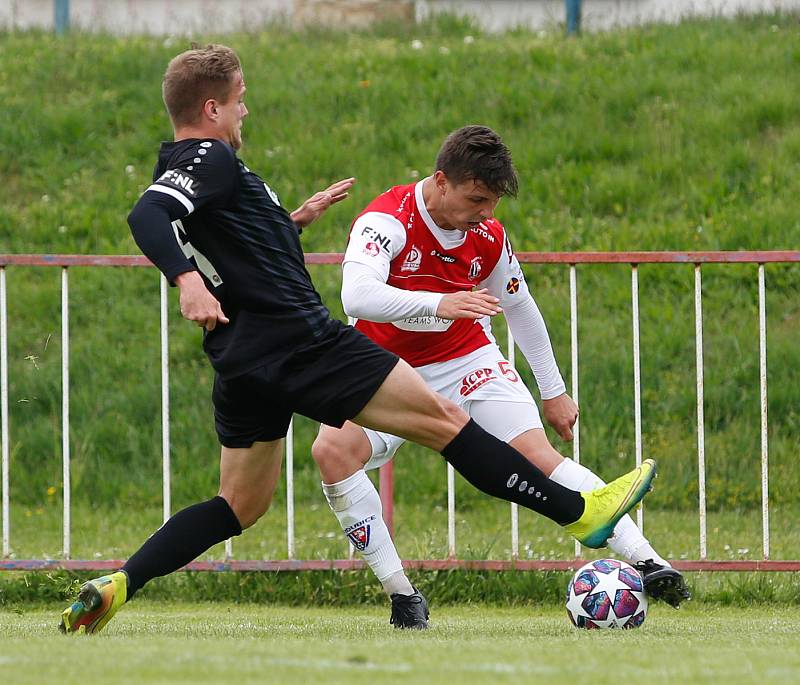 Přípravné utkání Fortuna národní ligy mezi FK Pardubice (ve červenobílém) a MFK (v Černém) na hřišti v Na Dolíčku.