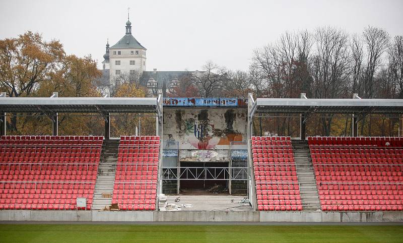 Nový fotbalový stadion prvoligového týmu FK Pardubice v prostorách bývalého Letního stadinu v Pardubicích  je téměř hotov.