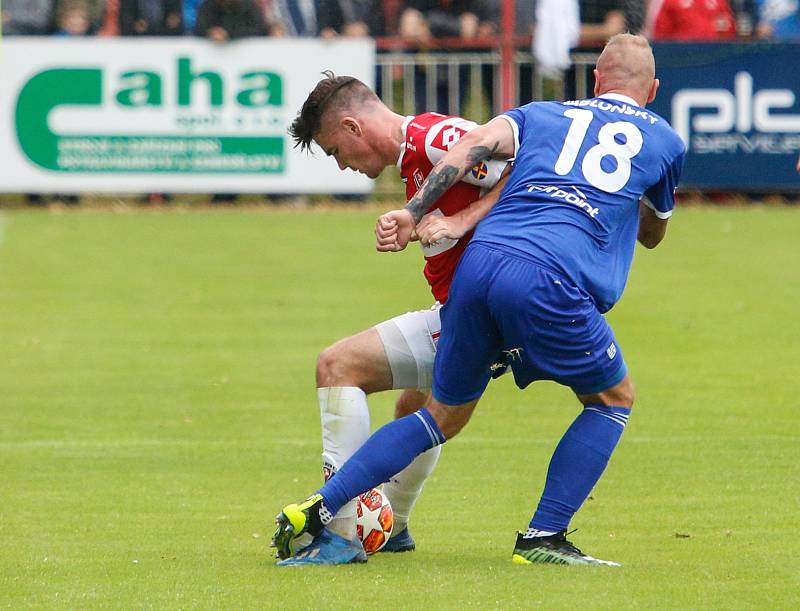 Utkání Fobalové národní ligy mezi FK Pardubice (ve červenobílém) a FC Slavoj Vyšehrad (v modrém) na hřišti pod Vinicí v Pardubicích.