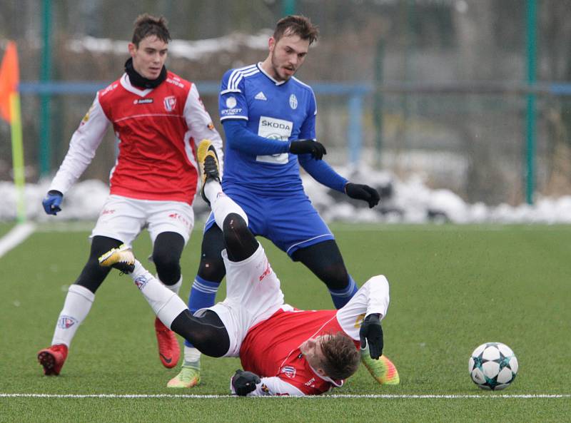 Přípravné utkání Fortuna národní ligy mezi FK Pardubice (v červenobílém) a FK Mladá Boleslav U21  (v modrém) na hřišti v Ohrazenicích v Pardubicích