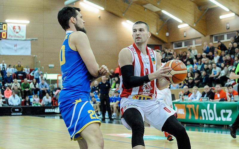 Basketbalové utkání Kooperativy NBL mezi BK JIP Pardubice (v červenobílém) a BK Opava (v modrém) v pardubické hale na Dašické.