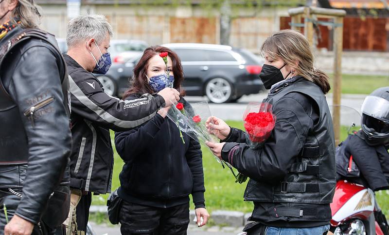 Čeští sympatizanti kontroverzního ruského motorkářského klubu Noční vlci uctili památku sovětských vojáků padlých za druhé světové války a zároveň i padlých tureckých vojáků z první světové války na hlavním hřbitově v Pardubicích.