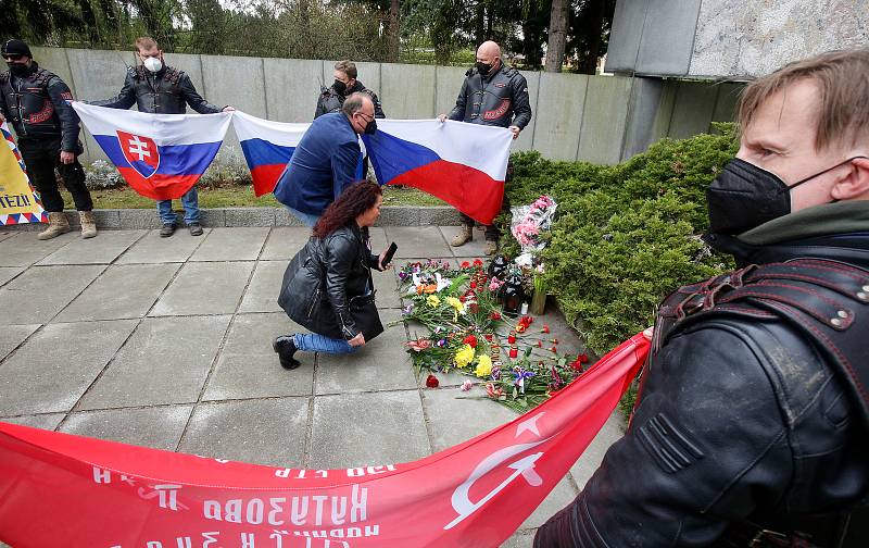 Čeští sympatizanti kontroverzního ruského motorkářského klubu Noční vlci uctili památku sovětských vojáků padlých za druhé světové války a zároveň i padlých tureckých vojáků z první světové války na hlavním hřbitově v Pardubicích.