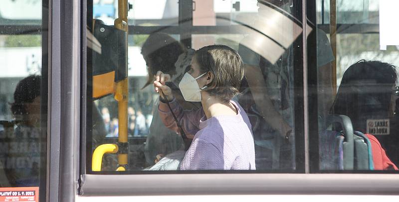 Lidé díky vládním prokovidovým uvolňováním nemusí nosit roušky a respirátory ve veřejných dopravních prostředcích.