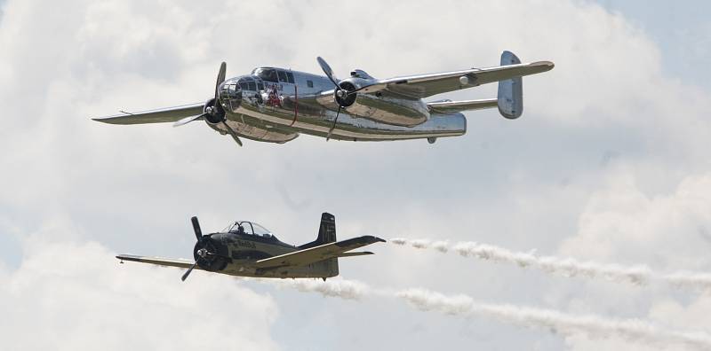 Aviatická pouť na pardubickém letišti, kde součástí programu bylo i Red Bull Air Race Demo poprvé v České republice.