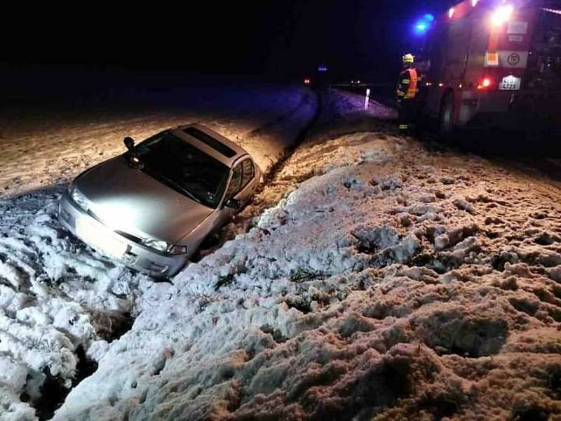 Sněžení zaskočilo řidiče na Svitavsku a Orlickoústecku. Tam koncem listopadu v kopcích uvízly kamiony a policisté řešily několik dopravních nehod, včetně nehody autobusu. Jedna z kolizí skončila tragicky