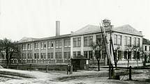 Nová továrna firmy Telegrafia v Pardubicích, snímek pořízený pravděpodobně v roce 1922, tedy ještě před uvedením do plného provozu. Foto: Východočeské muzeum v Pardubicích