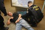 Opilý muž, kterého vyložili z vlaku, byl zcela namol. Strážníci jej nejprve nemohli ani probudit.