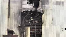 Nové snímky hasičů ukazují rozsah poškození chvaletické elektrárny po úterním požáru. Zřícený zauhlovací most poškodil i další zařízení elektrárny.