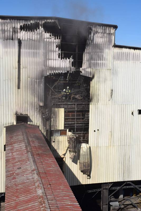Nové snímky hasičů ukazují rozsah poškození chvaletické elektrárny po úterním požáru. Zřícený zauhlovací most poškodil i další zařízení elektrárny.