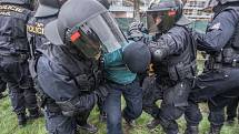 Policisté pořádkové jednotky si na pardubickém fotbalovém stadionu cvičili zvládání agresivních fanoušků.