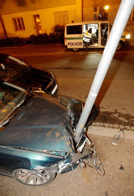 Opilý řidič napasoval půjčené BMW na chodník mezi zídku a zaparkované auto a zarazil se o pouliční lampu. Nadýcha 2,25 promile