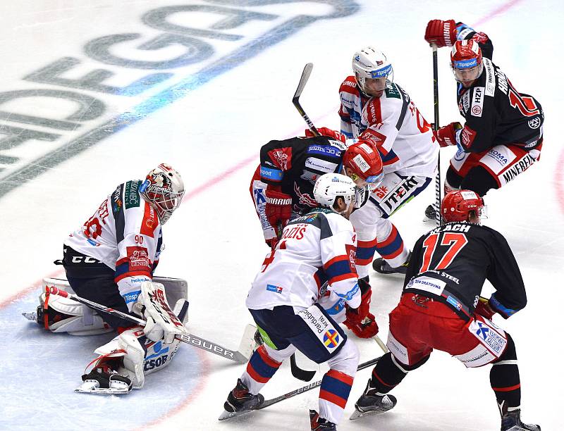 První čtvrtfinále play-off Třinec - Pardubice. Oceláři rozhodli v nájezdech.