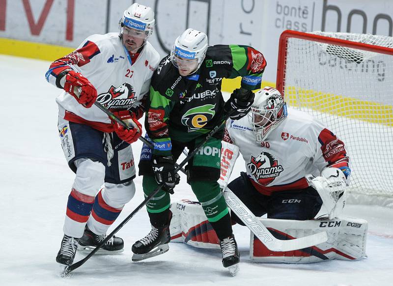 Extraligový hokejový duel mezi HC Dynamo Pardubice (v bílém) a HC Energie Karlovy Vary.