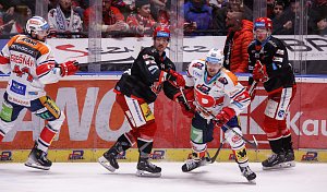 Hokejové utkání prvního čtvrfinále Play off Tipsport extraligy v ledním hokeji mezi HC Dynamo Pardubice (v bíločerveném) a Moutfield HK  v pardudubické enterie areně.