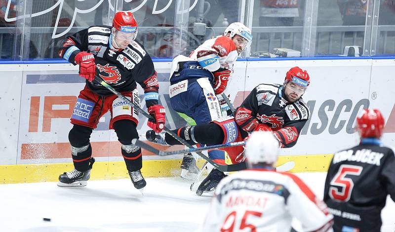 Hokejové utkání Tipsport extraligy v ledním hokeji mezi HC Dynamo Pardubice (v bíločerveném) a HC Oceláři Třinec (v černočerveném) v pardudubické enterie areně.