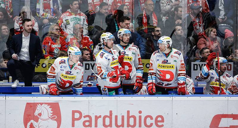 Hokejové utkání play-off Tipsport extraligy v ledním hokeji mezi HC Dynamo Pardubice (v bíločerveném) a HC Olomouc v pardudubické enterie areně.