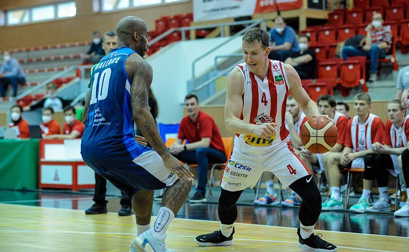 Basketbalové utkání play off Kooperativy NBL mezi BK JIP Pardubice (v bíločerném) a BC Geosan Kolín (v modrém) v pardubické hale na Dašické.