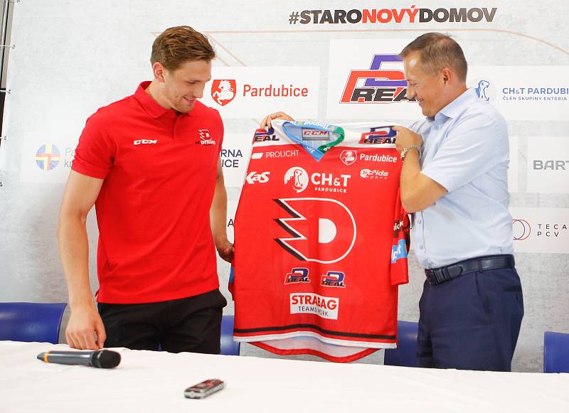 Hokejový klub HC Dynamo Pardubice představil novou posilu - útočníka Adama Musila.