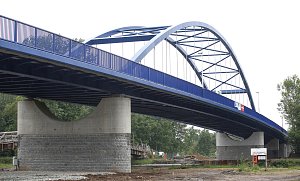 Nový silniční most přes Labe mezi Valy a Mělicemi, který nahradil původní mostní provizorium a má plavební profil umožňující budoucí plavbu lodí až do Pardubic