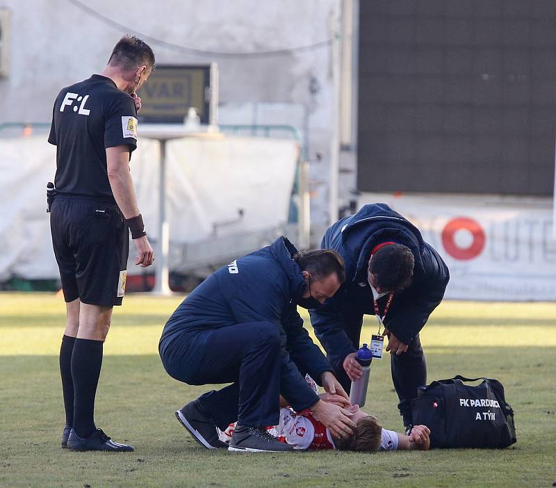 Fotbalové utkání Fortuna ligy mezi FK Pardubice (v červenobílém) a FC Baník Ostrava ( v modrém) na Městském stadionu Ďolíček v Praze.