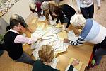 VYSYPÁVÁNÍ UREN. V Pardubicích, Chrudimi i dalších městech začalo úderem sobotní 14. hodiny sčítání hlasů.