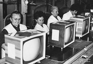 Tesla Pardubice a montážní pás s televizory Kamélie, 1962.