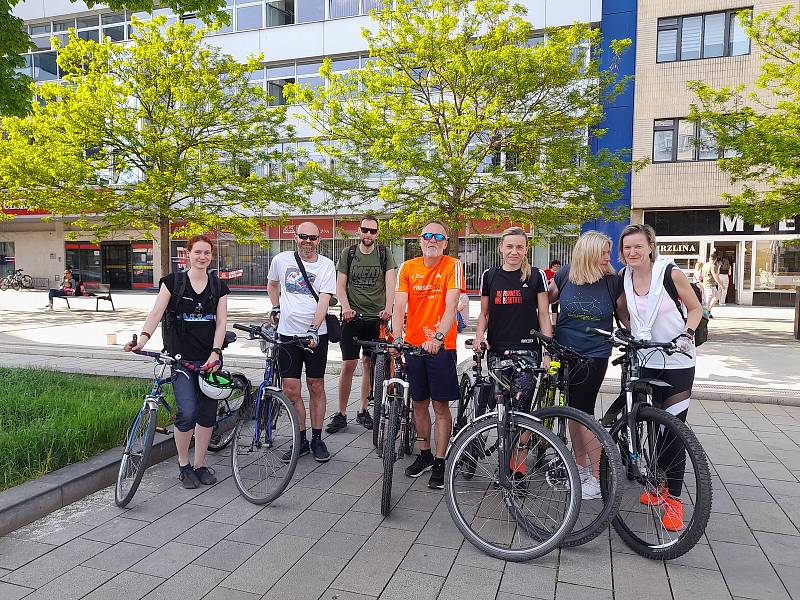 Menší skupinka který se v úterý sešla na společnou cyklojízdu k zahájení výzvy Do práce na kole v Pardubicích.