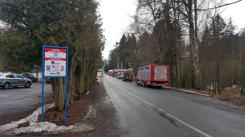 Situace v okolí Poličských strojíren ve 14:00. Na místě je velký počet záchranářů. Vrtulníky stále vozí raněné.