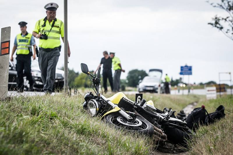 Řidič mercedesu srazil při otáčení v koloně u Medlešic motorkáře.