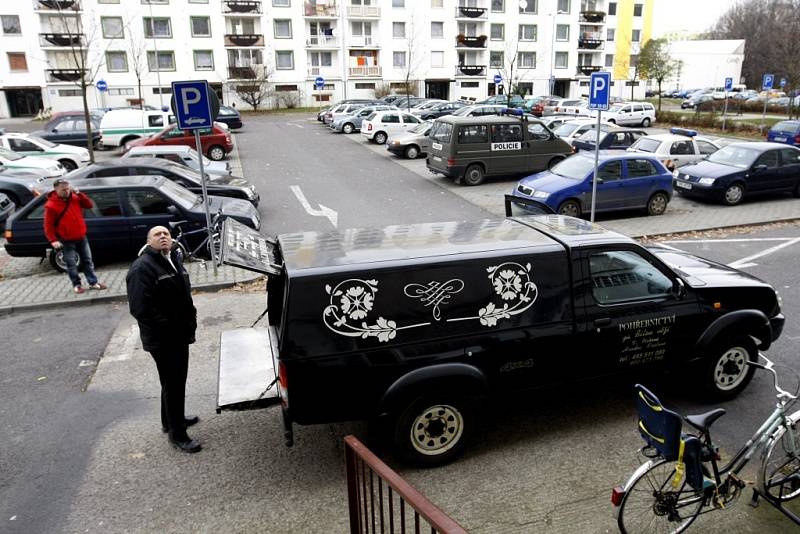 Na pardubickém sídlišti Polabiny došlo k vraždě. V Lonkově ulici byl za dveřmi svého bytu nalezen mrtvý muž