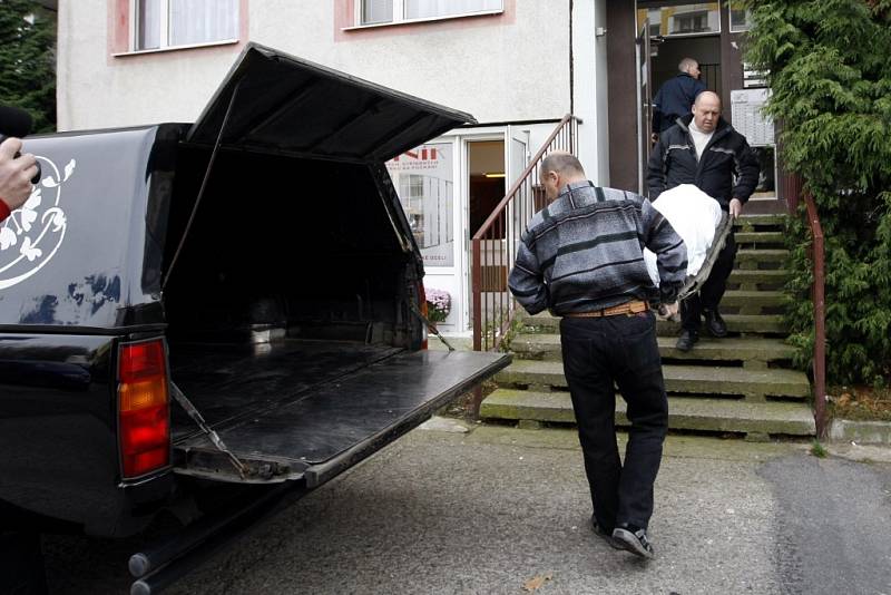 Na pardubickém sídlišti Polabiny došlo k vraždě. V Lonkově ulici byl za dveřmi svého bytu nalezen mrtvý muž