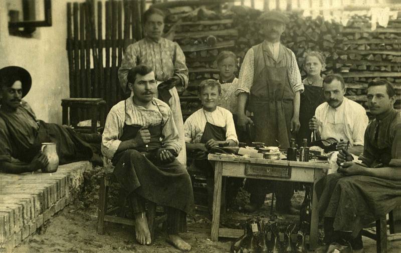 Sezemice bývaly odedávna považovány za město ševců. V roce 1881 zde byla uvedena do provozu nová továrna LEONA. Zaměstnávala kolem 150 dělníků vyrábějících obuv převážně na export. Díky prosperitě LEONY se stalo obuvnické řemeslo v Sezemicích řemeslem mas