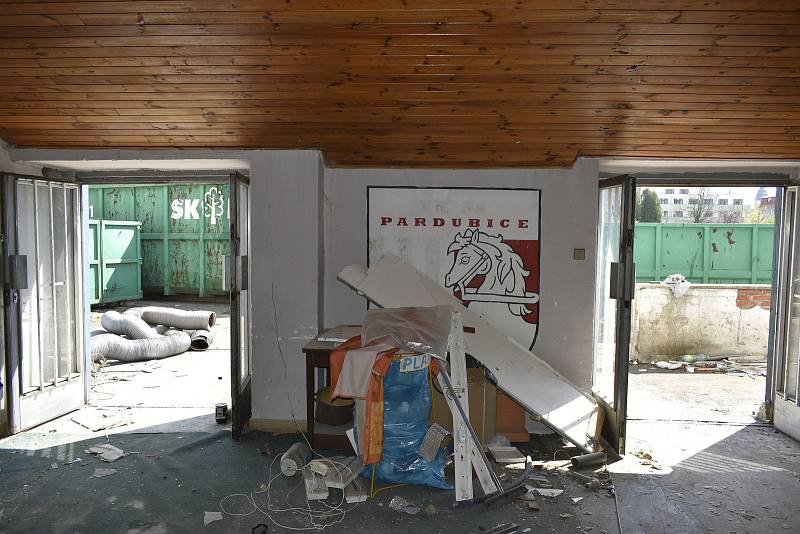 Letní stadion už mají v moci dělníci, kteří vyklízejí západní tribunu a brzy zahájí bourací práce.