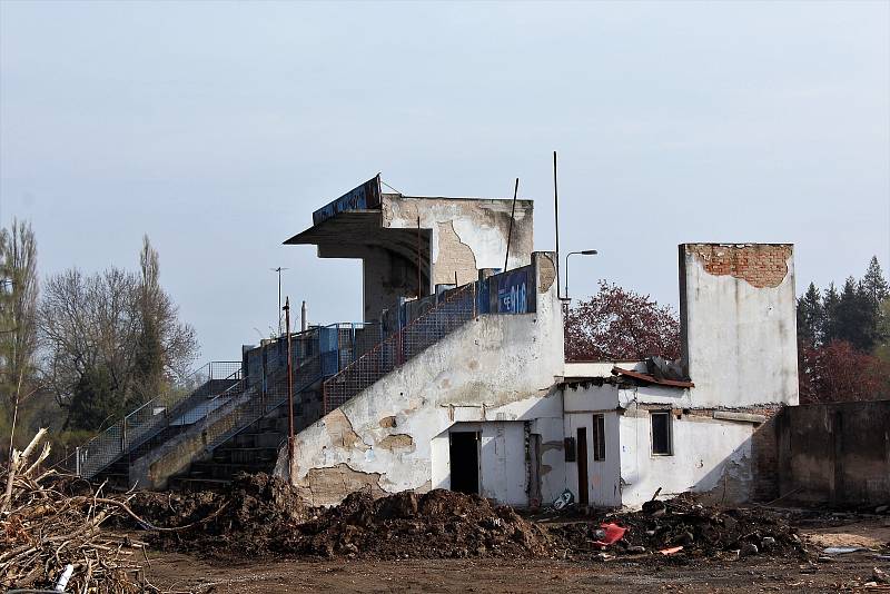 Stavba letního stadionu pokračuje podle plánu