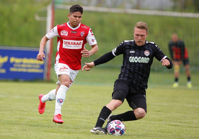 Přípravné utkání Fortuna národní ligy mezi FK Pardubice (ve červenobílém) a MFK (v Černém) na hřišti v Na Dolíčku.