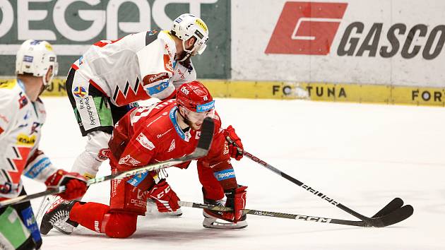 Sedmé sefinalové utkání hokejového play-off Tipsport extraligy v ledním hokeji mezi HC Dynamo Pardubice (v bíločerveném) a HC Oceláři Třinec v pardudubické enterie areně.