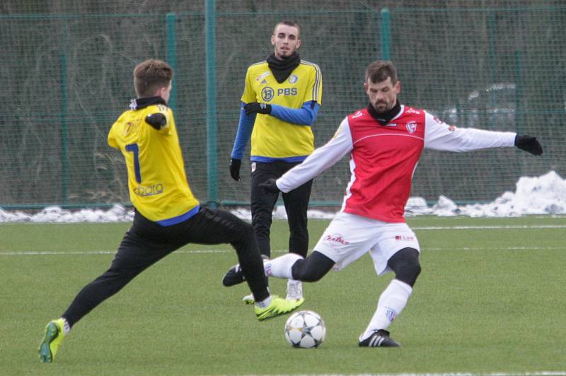 Přípravné utkání Fortuna národní ligy mezi FK Pardubice (ve červenobílém) a FC PBS Velká Bíteš  (ve žlutém) na hřišti v Ohrazenicích v Pardubicích.