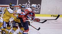 Hokejové utkání Tipsport extraligy v ledním hokeji mezi HC Dynamo Pardubice (červenobílém) a HC Dukla Jihlava  (ve žlutém)) v pardudubické Tipsport areně.