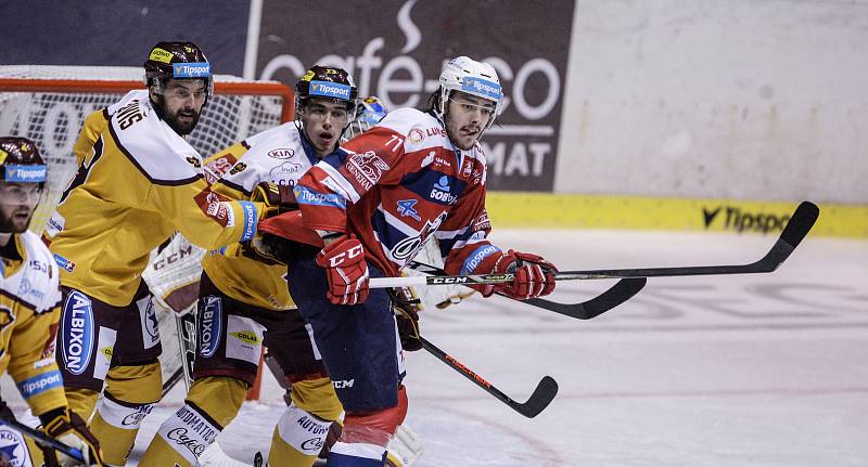 Hokejové utkání Tipsport extraligy v ledním hokeji mezi HC Dynamo Pardubice (červenobílém) a HC Dukla Jihlava  (ve žlutém)) v pardudubické Tipsport areně.